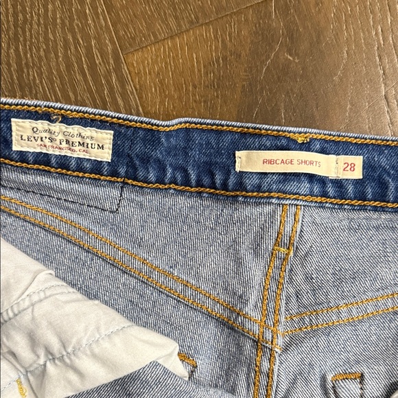 Levi's Ribcage Dark Blue Wash Jean Shorts Size 28 - Picture 2 of 4